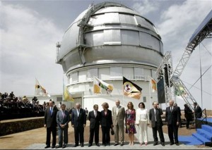 Os Reis da Espanha inauguram maior telescópio do mundo, sem Jarre ou Brian May