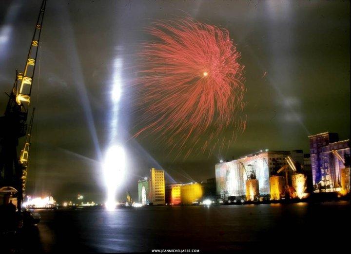 Jarre descreveu o concerto "Destination: Docklands" como 'um Apocalipse Now na chuva'.