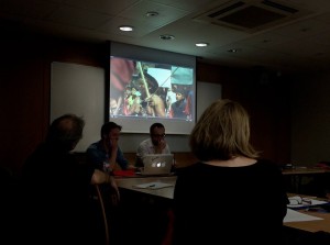 Produtores Michel Agier e Nicolas Blies durante apresentação na (EHESS). Reparem a foto dos índios brasileiros tirada em S.Paulo.