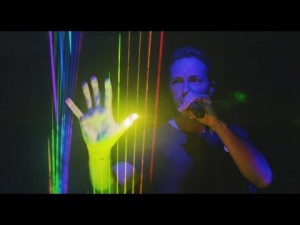 Chris Martin tocando a harpa laser em show do Coldplay