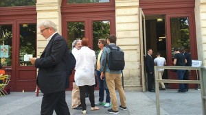 Jarre chega a palestra companhado de Fiona Commins e Louis Hallonet , junto com Rousseau.