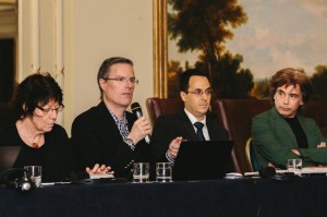 A brasileira Marisa Gandelman (Diretora Geral da UBC) escuta discurso junto com Jarre e diretoria do CISAC.