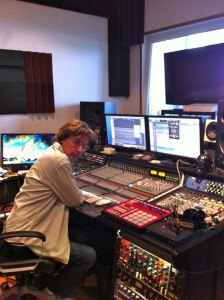 Jarre no estudio de Claude Samard.