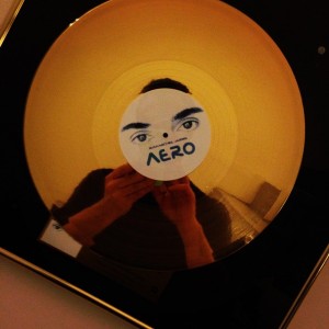 Produtor François Le Gall, faz o selfe com o disco de ouro do álbum A.E.R.O.