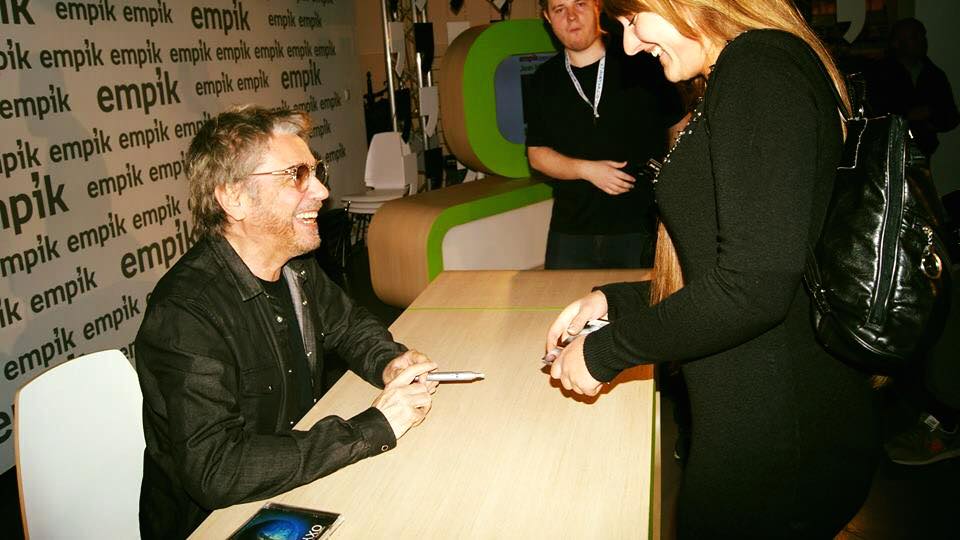 A fã polonesa Agnieszka Skrzypczak, já se encontrou 5 vezes com o ídolo na Polônia, que sempre é sorrisos para o publico feminino.