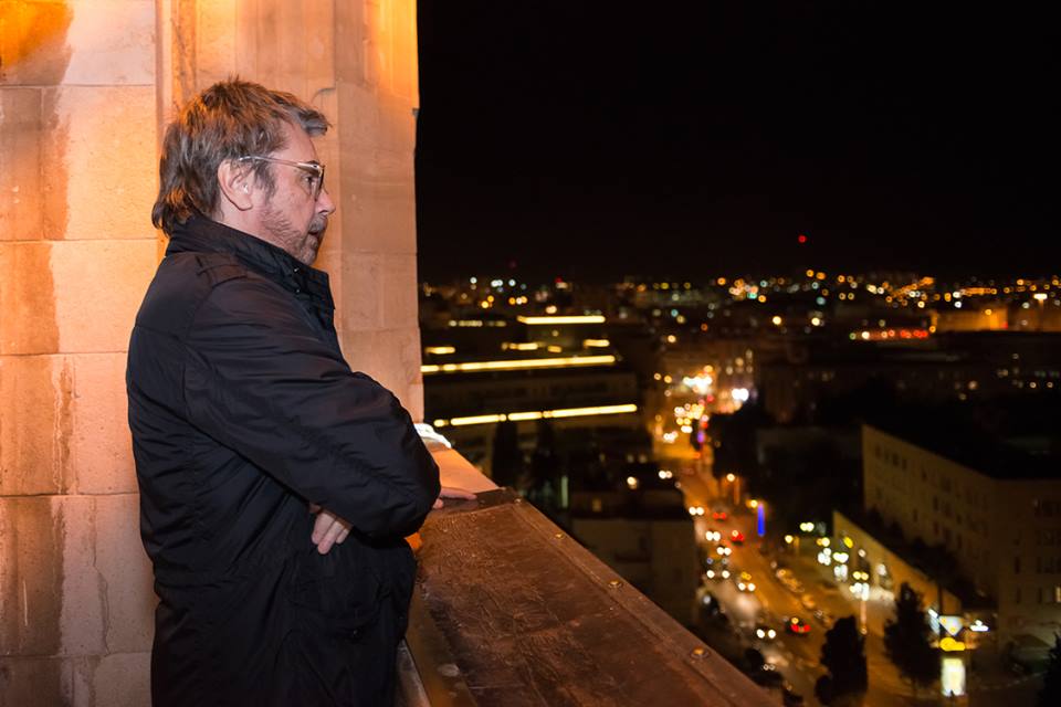 Jarre no alto da torre do YMCA contemplando Jerusalém a noite.
