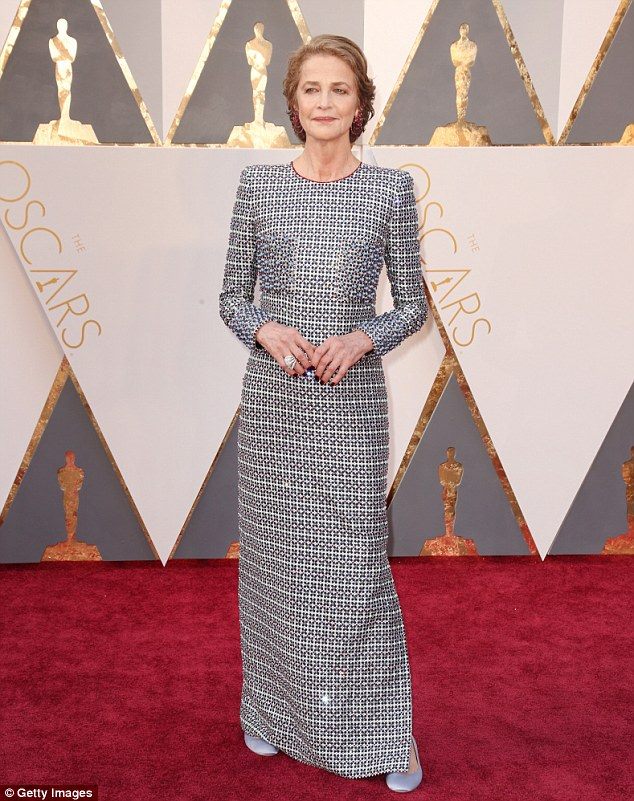 Magnífica no tapete vermelho do Oscar 2016, Rampling perdeu o prêmio , mas não a pose !