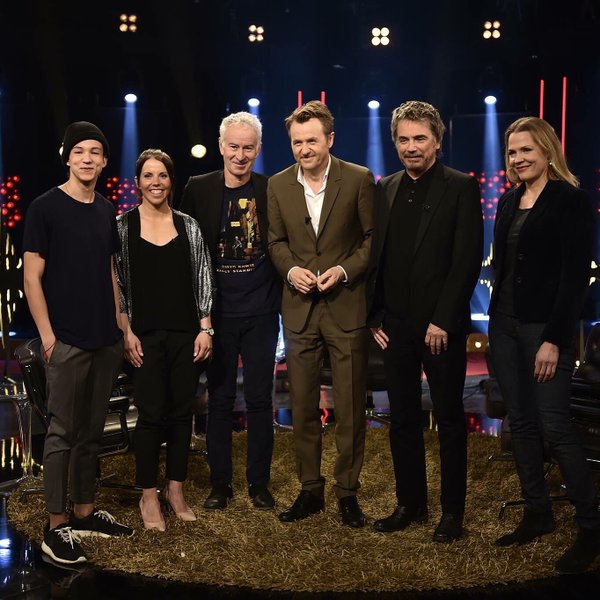 Jarre junto do apresentador Fredrik Skavlan e de convidados (entre eles o tenista John McEnroe)