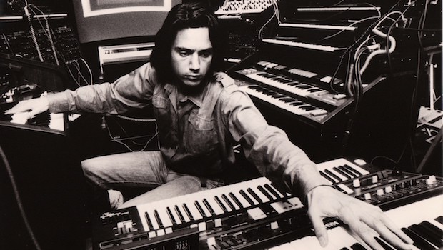 Jarre cercado de synths vintages nos anos 70.