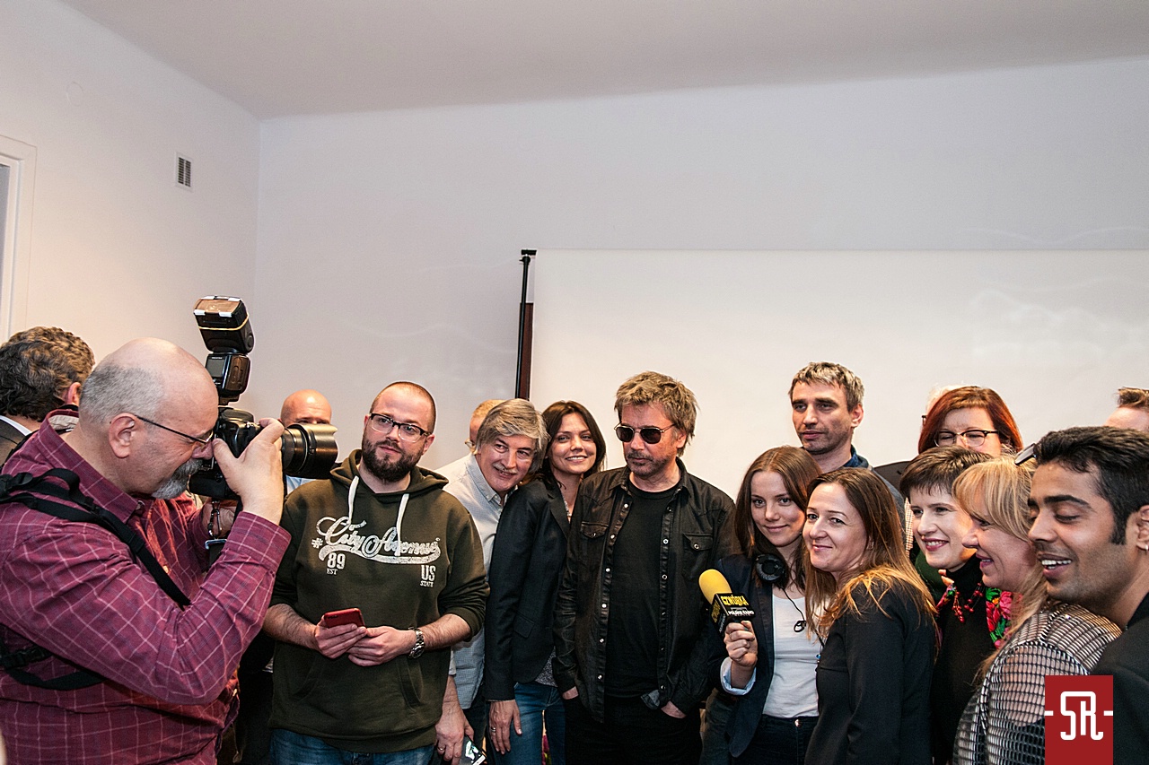 Jarre fez questão de tirar fotos com o pessoal da imprensa polonesa.