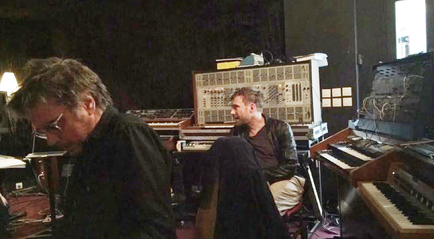 Jarre com Damon Albarn no estúdio de Boigival, na França