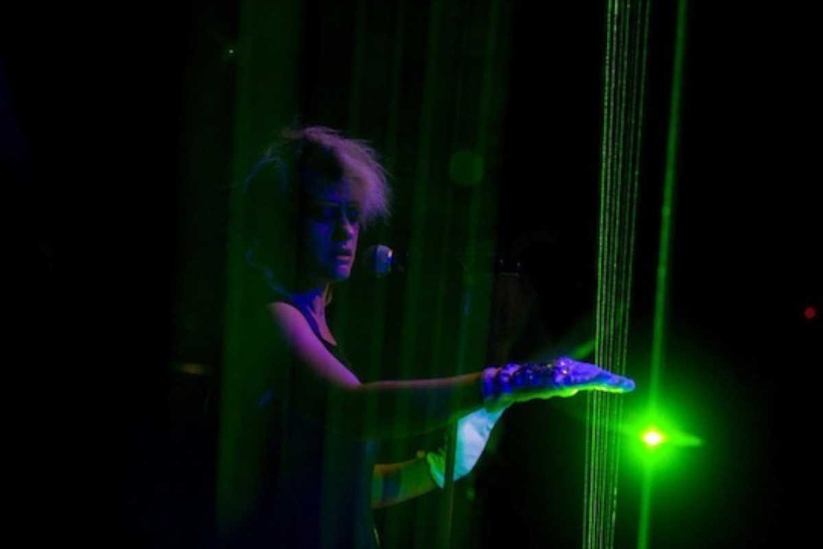 Peaches usando sua harpa laser.