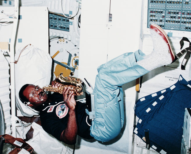 Ronald McNair em missão anterior do ônibus espacial, tocando seu sax em orbita.