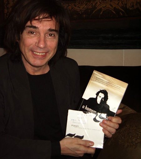 O próprio Jean Michel Jarre recebe o livro de Renato Mundt, na sede da UNESCO em 2009.