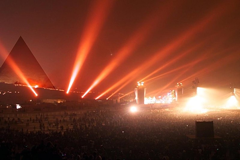 GIZA, EGYPT: Laser projectors light the sky of the Giza pyramids as Egypt ushers in its eighth millennium early 01 January 2000 with an ultra-modern "cyberconcert" conducted by French multi-media wizard Jean-Michel Jarre. As the rest of the world marked the beginning of the year 2000, the age-old monuments were spotlit by lasers that bounced off them into the surrounding desert to the sound of techno music. (Photo credit should read MARWAN NAAMANI/AFP/Getty Images)