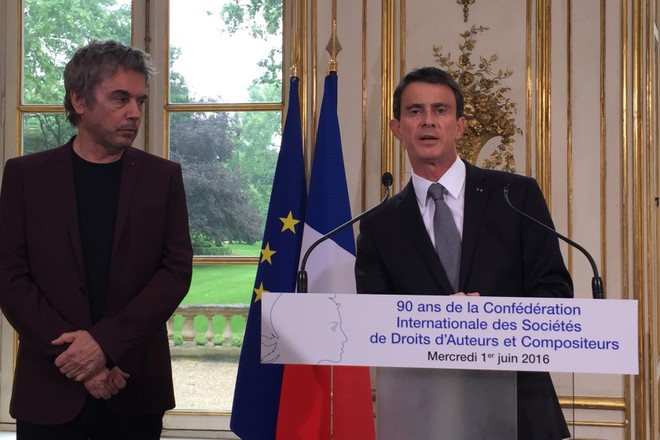 Premier francês, Manuel Valls discursa ao lado do Presidente do CISAC, J.M.Jarre.