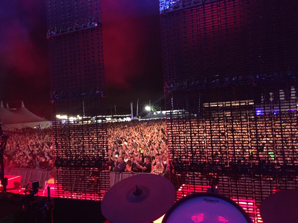 Publico do BlueDot Festival visto do palco.