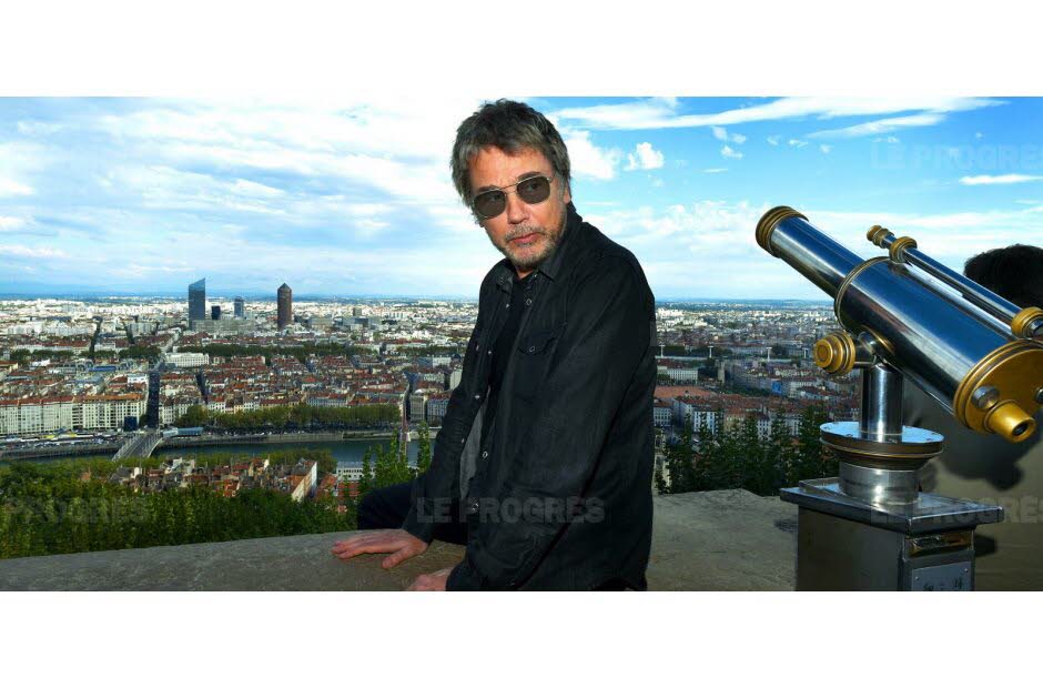Jarre visita sua cidade natal, Lyon.