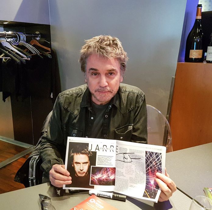 Jarre visita escritório da Octopus Magazine, na França.