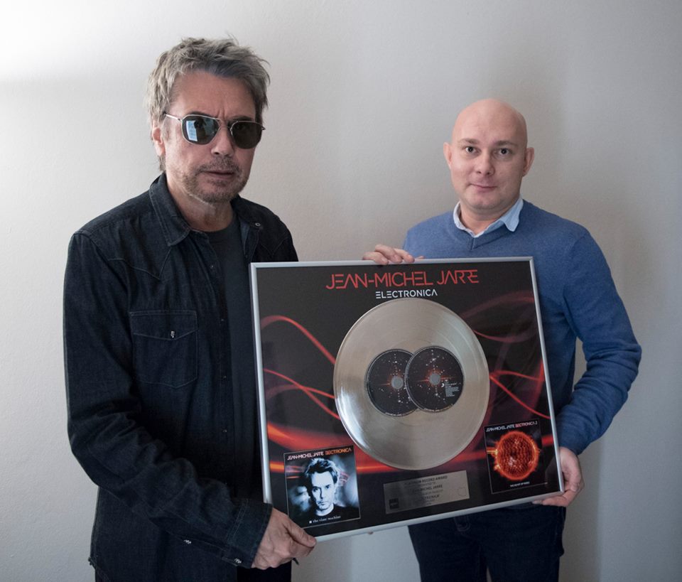 Jarre recebe o Disco Duplo de Ouro pelos dois álbuns Electronica.