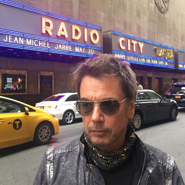 Jarre em frente ao Radio City Music Hall em Nova Iorque