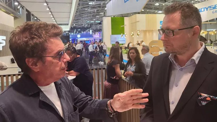 O jornalista Krzysztof Wojciechowicz entrevista Jean-Michel Jarre na IAA Mobility 2023